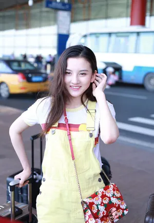宋祖儿甜美清纯机场街拍图片_2