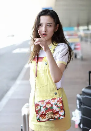 宋祖儿甜美清纯机场街拍图片_3