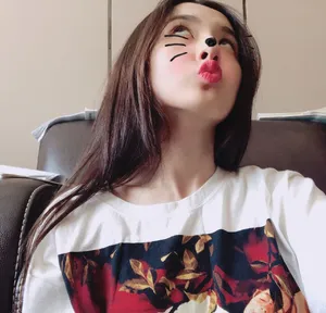 宋祖儿呆萌休闲自拍照图片