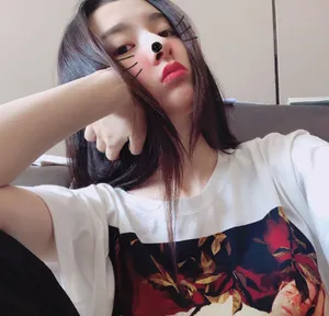 宋祖儿呆萌休闲自拍照图片