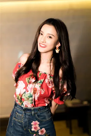 宋祖儿抹胸上衣甜美写真图片_1