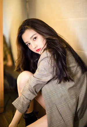 宋祖儿西装少女性感红唇美腿写真图片_2