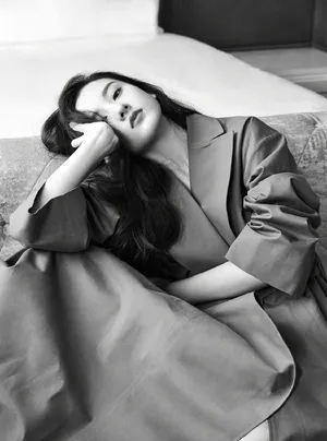 宋祖儿甜美风黑白大片性感写真图片