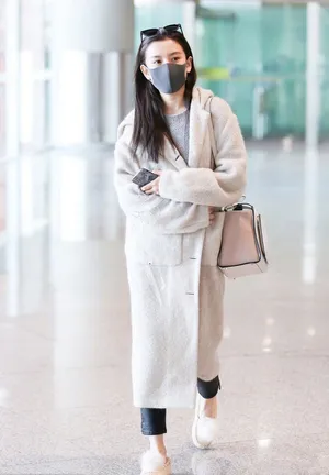 宋祖儿机场风衣清纯气质写真图片
