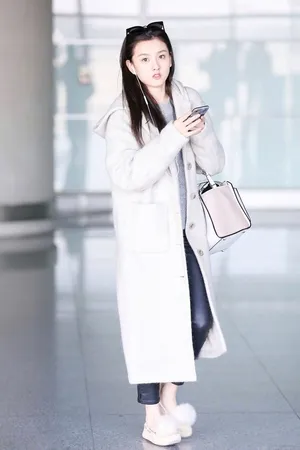 宋祖儿机场风衣清纯气质写真图片_3