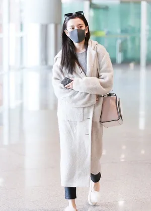 宋祖儿机场风衣清纯气质写真图片_4