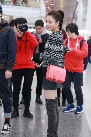 宋祖儿机场短裙吸睛写真图片