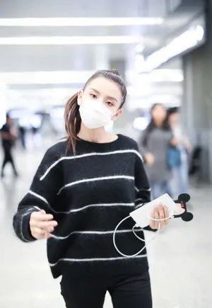 宋祖儿高扎马尾机场甜美写真图片