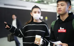 宋祖儿高扎马尾机场甜美写真图片_4
