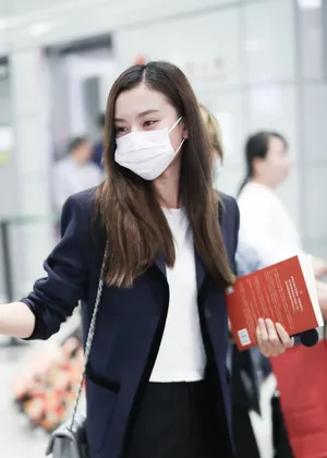 宋祖儿机场西装帅气写真图片