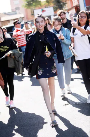 宋祖儿米兰时装周甜美可爱写真
