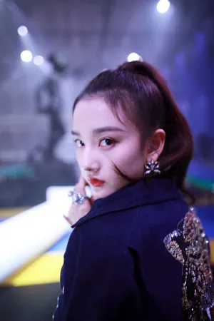宋祖儿米兰时装周甜美可爱写真_2