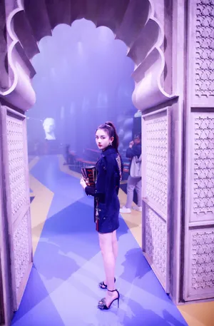 宋祖儿米兰时装周甜美可爱写真_3