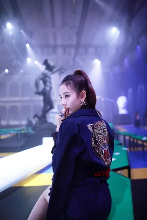 宋祖儿米兰时装周甜美可爱写真_4