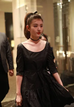 宋祖儿黑裙红唇性感妩媚写真