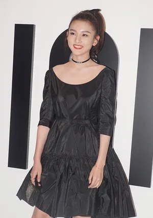 宋祖儿黑裙红唇性感妩媚写真_3