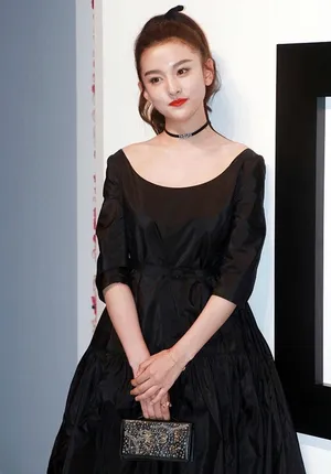 宋祖儿黑裙红唇性感妩媚写真_5