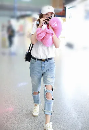 宋祖儿破洞牛仔清新素颜机场写真图片