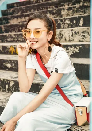 宋祖儿游乐园时尚可爱写真图片_4