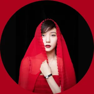 王珞丹轻纱红裙艳丽撩人写真图片