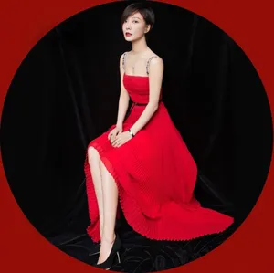 王珞丹轻纱红裙艳丽撩人写真图片_2