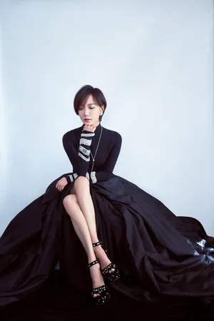 王珞丹黑色礼服短发性感写真图片_2