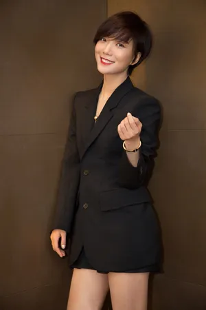 王珞丹黑色西装短裙美腿性感写真
