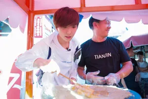 王珞丹天津闹市摊煎饼图片