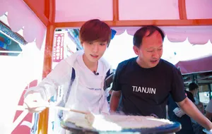 王珞丹天津闹市摊煎饼图片