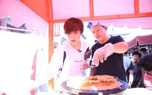 王珞丹天津闹市摊煎饼图片_2