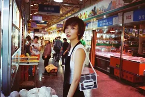 王珞丹菜市场街拍写真图片