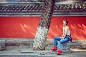 王珞丹简练时尚北京胡同唯美街拍写真
