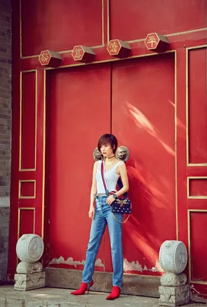 王珞丹简练时尚北京胡同唯美街拍写真_2