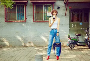 王珞丹简练时尚北京胡同唯美街拍写真_3