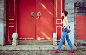 王珞丹简练时尚北京胡同唯美街拍写真_4