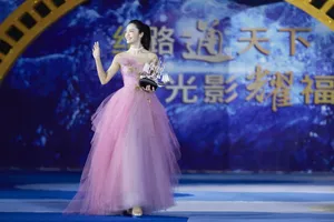 姚晨粉红抹胸长裙活动图片_1