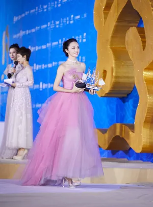 姚晨粉红抹胸长裙活动图片_2