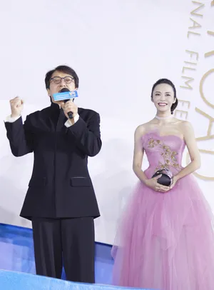 姚晨粉红抹胸长裙活动图片_4