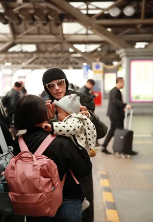 姚晨机场军大衣朴素写真图片