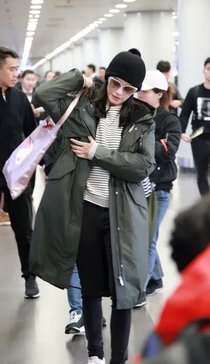 姚晨机场军大衣朴素写真图片_4