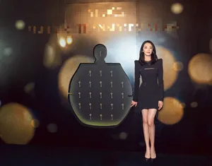 姚晨小黑裙性感美腿优雅高清图片_1
