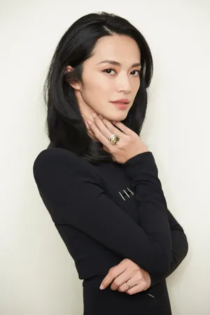 姚晨小黑裙性感美腿优雅高清图片_3