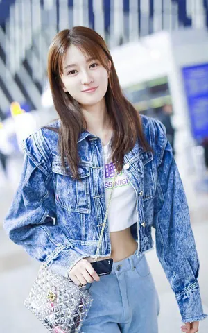 乔欣清爽露脐装机场照图片