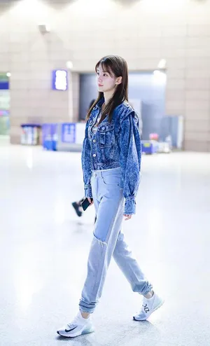 乔欣清爽露脐装机场照图片_3