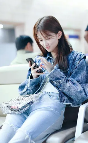乔欣清爽露脐装机场照图片_4