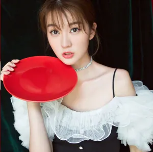 乔欣裸肩长裙性感可爱写真图片