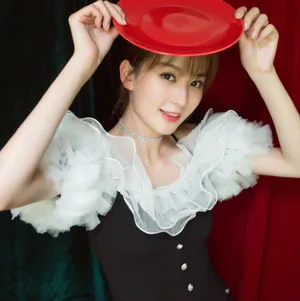 乔欣裸肩长裙性感可爱写真图片_2