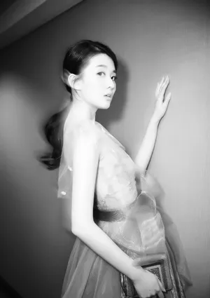 乔欣朦胧意境黑白时尚写真_2