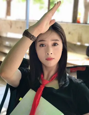 蒋欣红领巾自拍照图片