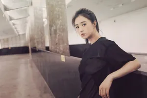 蒋欣简约黑白性感写真图片_2